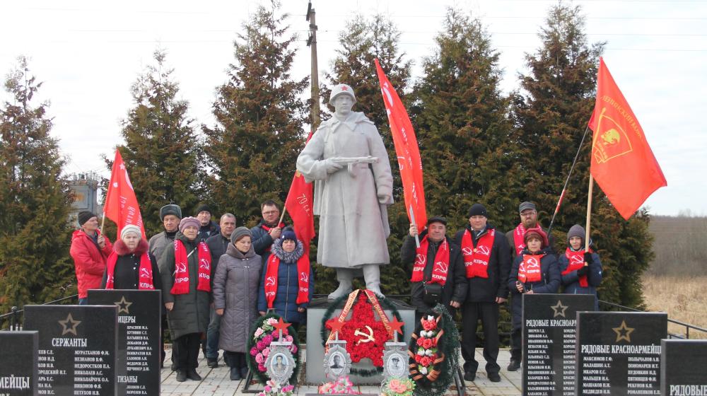 Коммунисты Псковской области почтили память Александра Матросова и провели автопробег по братским захоронениям