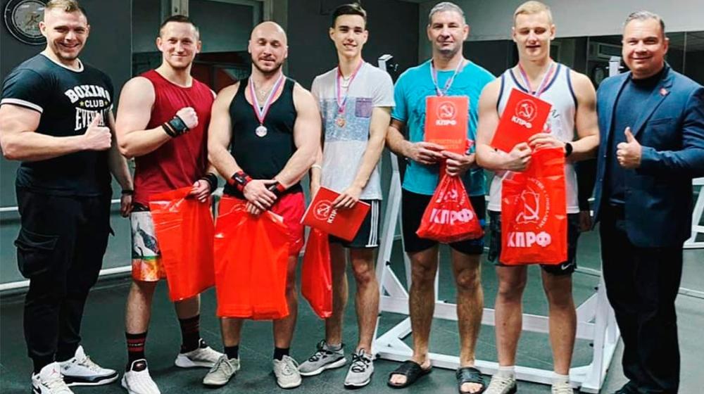 Спортклуб КПРФ в Благовещенске Амурской области отметил 23 февраля турниром по армейскому жиму