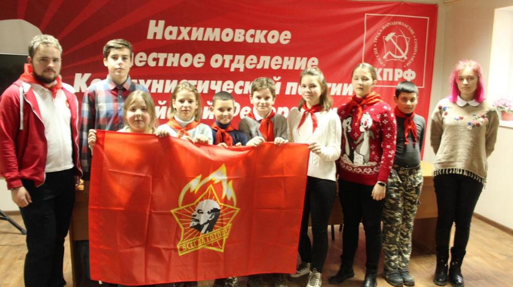 Севастополь. Комсомольцы рассказали пионерам про героев-антифашистов