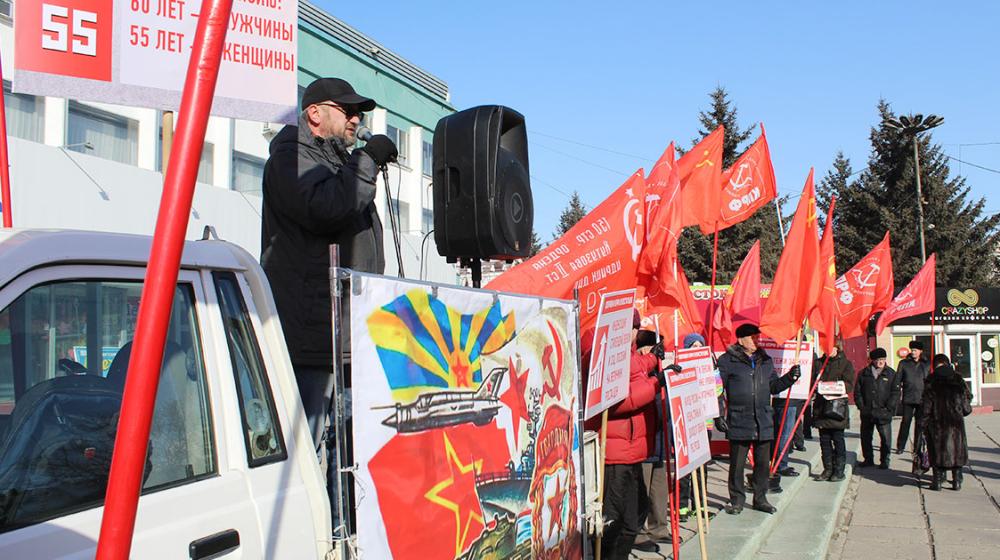 Амурская область. Коммунисты Благовещенска на митинге в честь 23 февраля собирали подписи за поправки КПРФ в Конституцию
