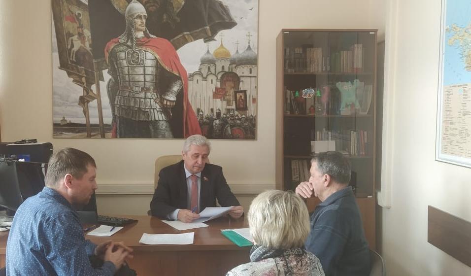 Краснодар. Н.И. Осадчему в ходе депутатского приема граждан передали благодарность за позицию КПРФ по конституционной реформе 