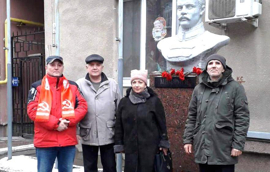 Саратов. Цветы Михаилу Фрунзе