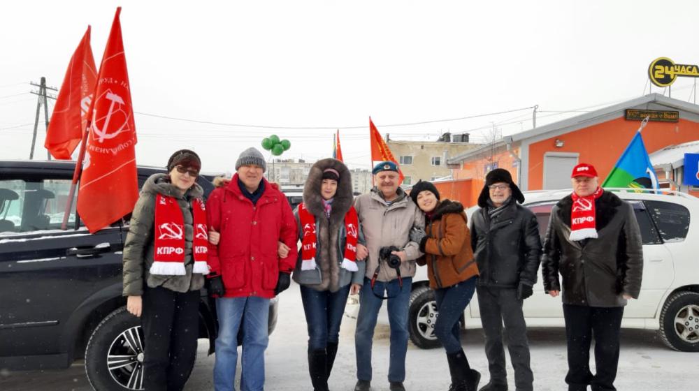 Магаданские коммунисты организовали автопробег к 102–й годовщине рождения Красной Армии