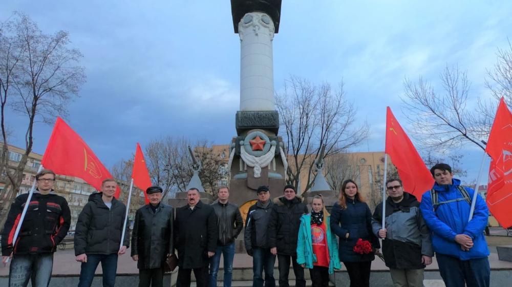 Астрахань. Возложение цветов в память погибших героев