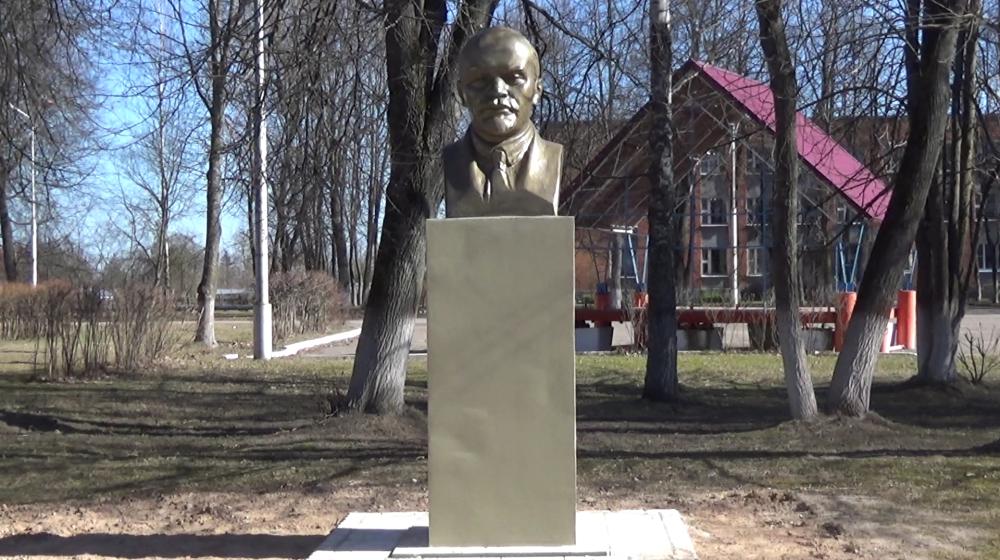 Псковская область. Бюст В.И. Ленина установили в Дедовичах 