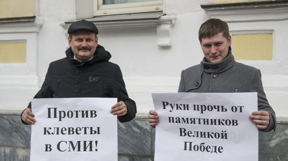 «Руки прочь от памятников Великой Победе!» Кировские коммунисты вышли на акцию против сноса мемориала в Советске