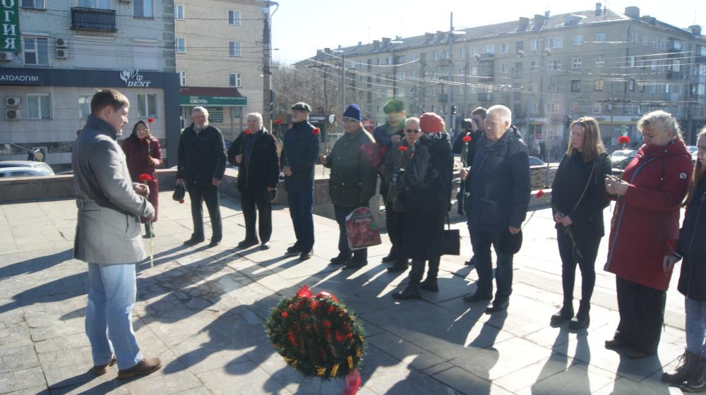 Кировские коммунисты возложили цветы к памятнику С.М. Кирову в день его рождения 