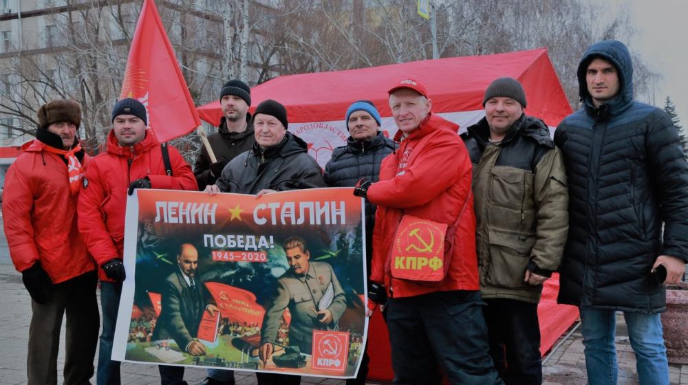 В Омске прошли пикеты коммунистов в поддержку Всероссийской акции «За социальную справедливость, за достойную жизнь!»
