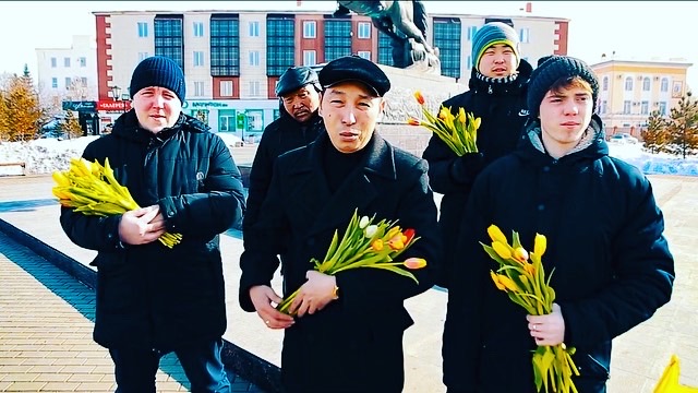 Тыва. В центре Кызыла комсомольцы и коммунисты вышли поздравить женщин с Международным женским днем