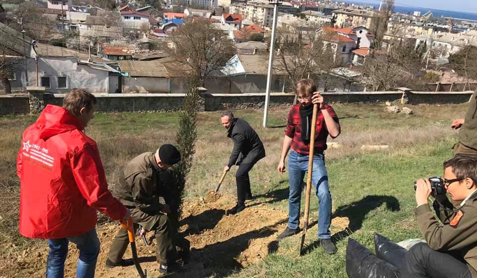 В Севастополе высадили «Лес Памяти»