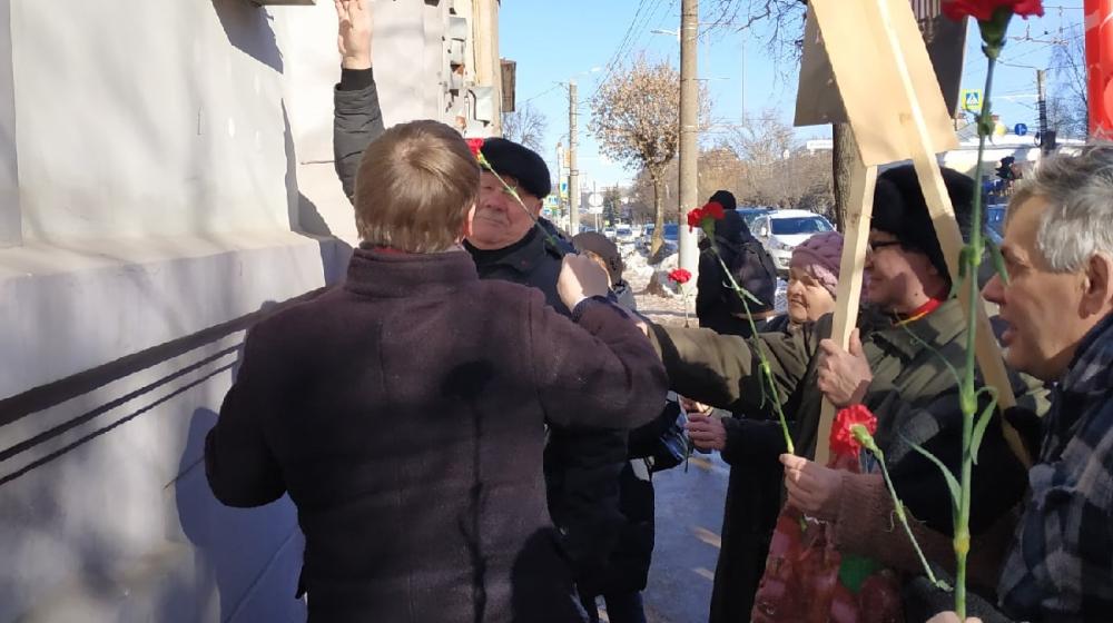 Кировские коммунисты возложили цветы к мемориальной доске И.В. Сталину