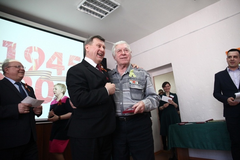 Анатолий Локоть наградил блокадников медалями к 75-летию Победы