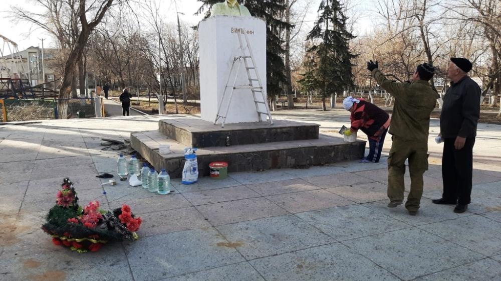 Саратовская область. Коммунисты Новоузенского РК КПРФ провели ремонт памятника В.И. Ленину