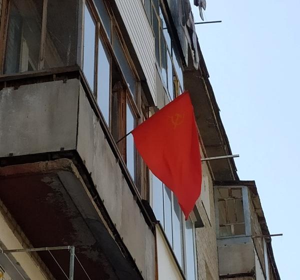Новосибирцы вывесили на балконах красные флаги в юбилей В.И. Ленина