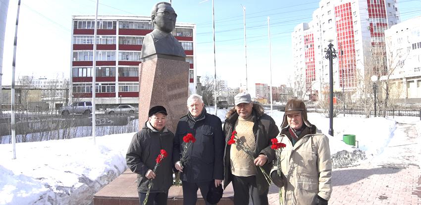 Коммунисты Якутии возложили живые цветы к памятнику государственному и политическому деятелю Гавриилу Чиряеву