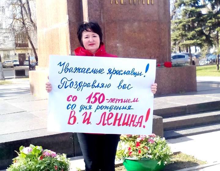 Ярославцы принесли цветы к памятнику В.И.Ленина
