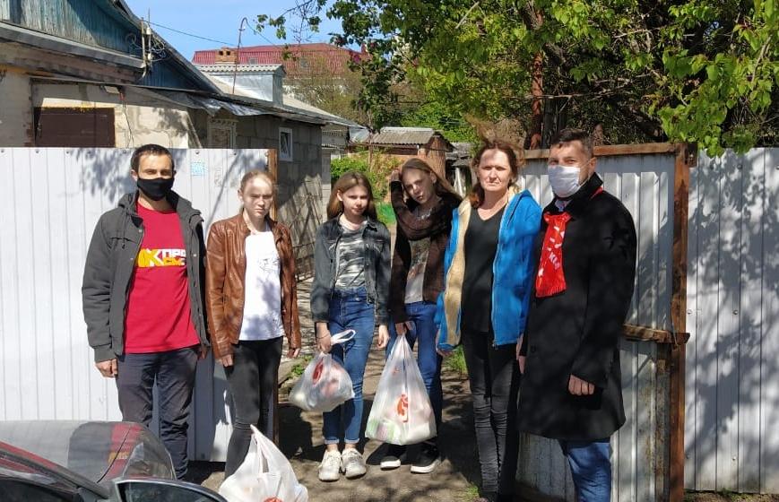 Краснодар. Молодые коммунисты А. Вергелес и А. Шакин активно помогают нуждающимся семьям 