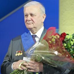 Поздравление Председателя ЦК КПРФ Г.А. Зюганова с юбилеем выдающегося разработчика зенитно-ракетного оружия В.Г. Светлова