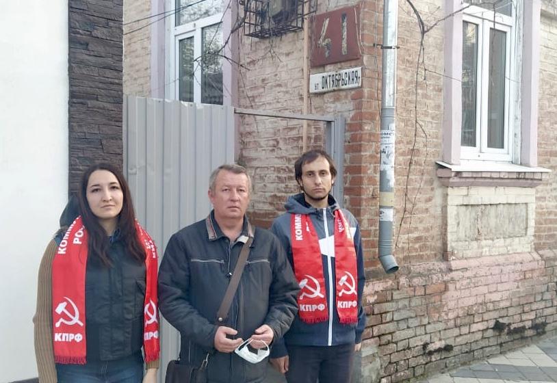 Краснодар. Вместе с добровольцами помощь нуждающимся оказывают кандидат в члены ЦК КПРФ Дмитрий Коломиец и тележурналист Алексей Шулепов