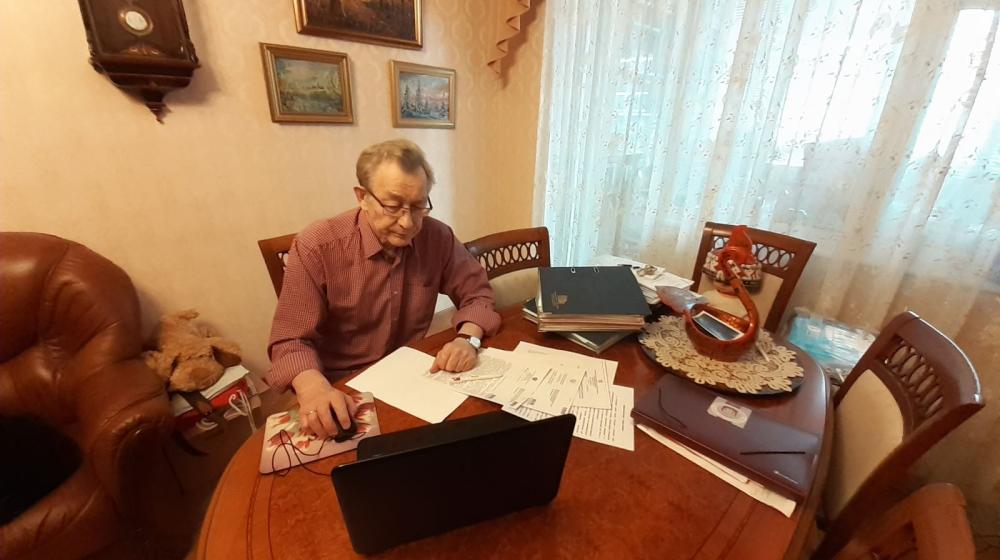 «Сидим дома». Депутат В.Г. Поздняков рассказал избирателям, чем занимается во время самоизоляции