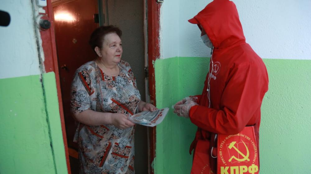 Омские коммунисты провели акцию по раздаче медицинских масок