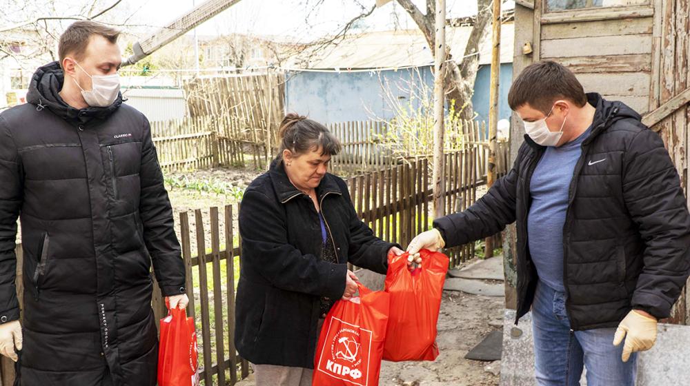 Курские коммунисты оказали помощь десяткам малоимущих