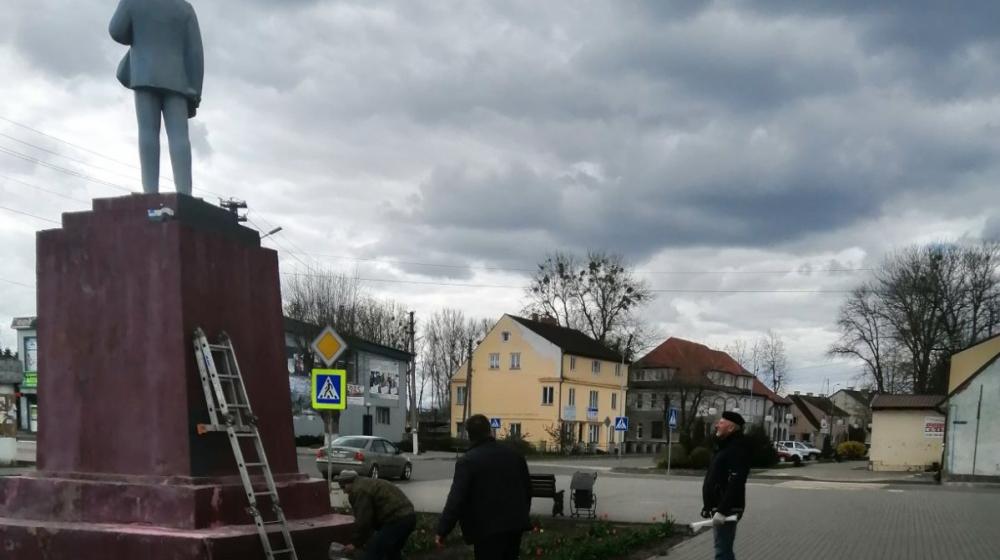 Калининградская область. В Краснознаменске коммунисты привели в порядок памятник В.И. Ленину