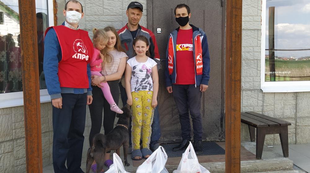 Краснодар, Карасунский округ. Молодые коммунисты помогают ветеранам и многодетным семьям