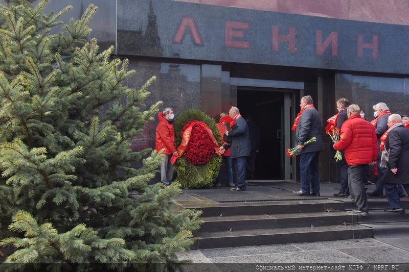 В Москве коммунисты возложили цветы к Мавзолею Ленина, соблюдая социальное дистанцирование