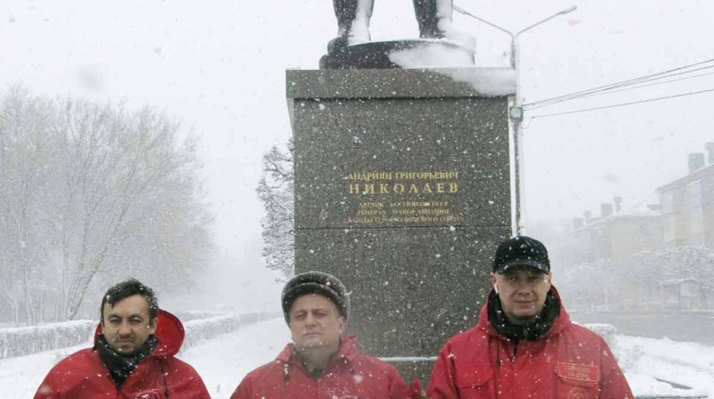 День космонавтики в Чебоксарах коммунисты отметили возложением цветов к памятникам пионерам космоса