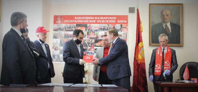 В Кабардино-Балкарском рескоме КПРФ состоялась торжественная церемония гашения памятной почтовой карточки, выпущенной в честь 150-летия В.И. Ленина