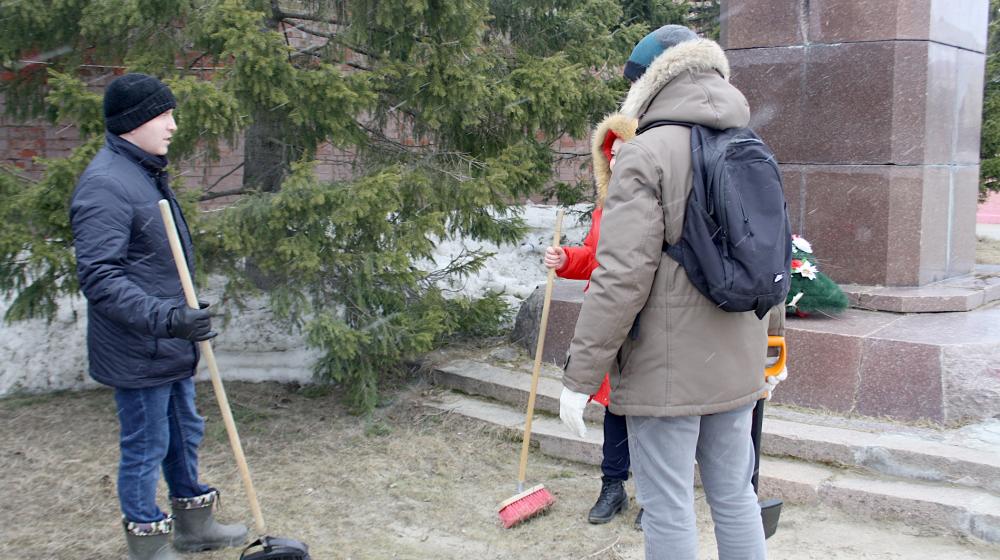 Коммунисты и комсомольцы Нарьян-Мара привели в порядок территорию возле памятника В.И. Ленину