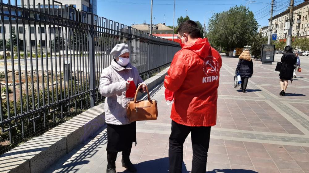 Волгоград. Коммунисты и комсомольцы оказывают гуманитарную помощь горожанам