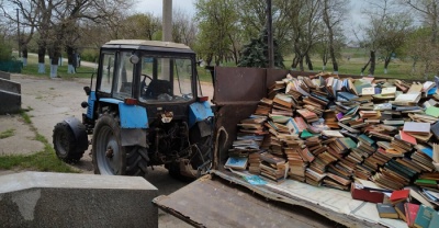 Газета "Правда". Надгробный памятник из книг