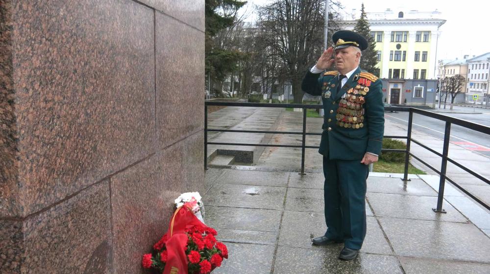Коммунисты Чувашии отметили Первомай возложением цветов к памятникам В.И. Ленину