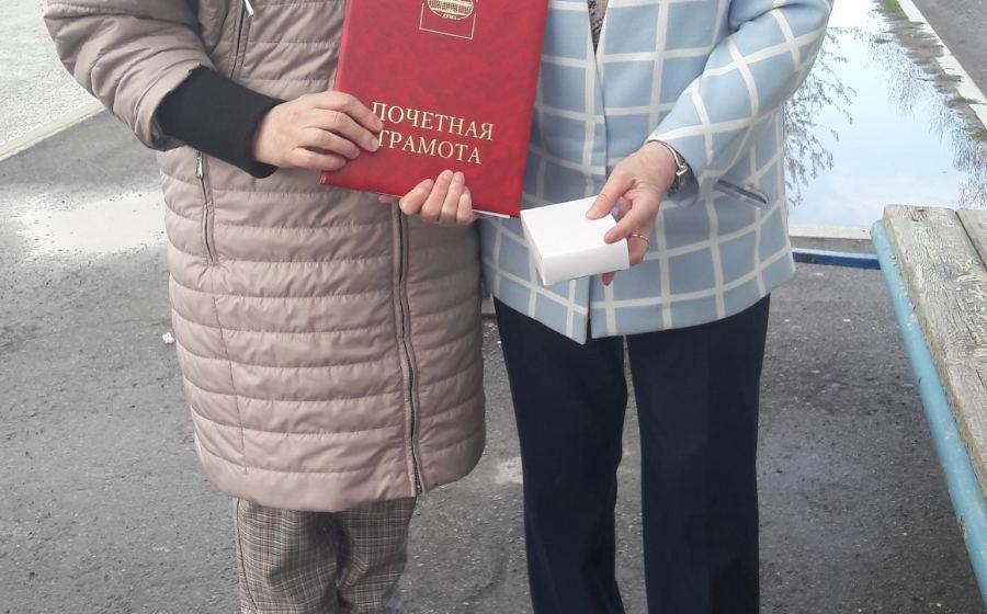 Лидер тюменских коммунистов Т.Н. Казанцева наградила тобольских учителей