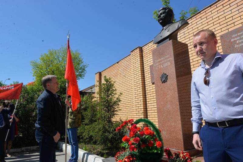 Новосибирские коммунисты возложили цветы к памятнику Сталину 