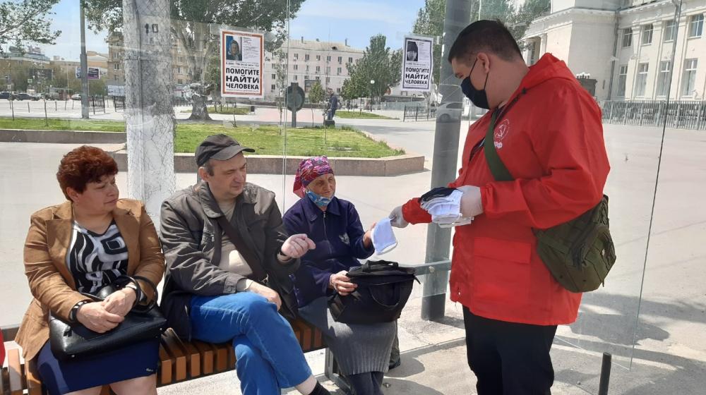 Сталинградские коммунисты бесплатно раздали средства защиты сотрудникам муниципального транспорта