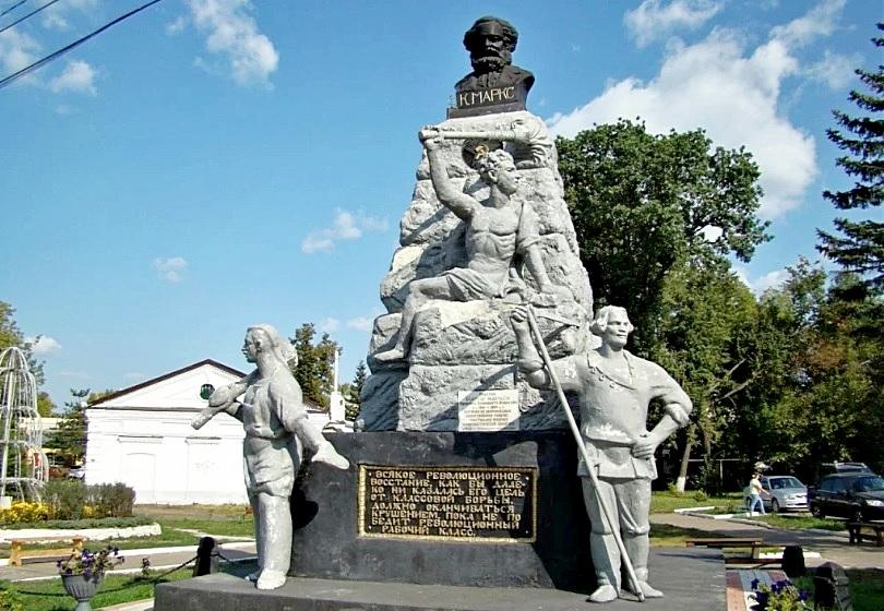 Владимирская область: Цветы к памятнику Карлу Марксу в Собинке