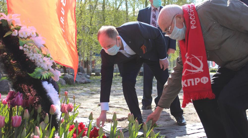 Коммунисты Пскова отметили 75-летие Победы под красными знаменами