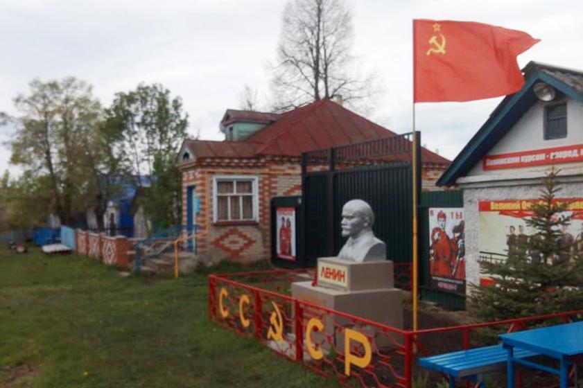 Красные знамена Победы вдоль республиканской трассы в Чувашии