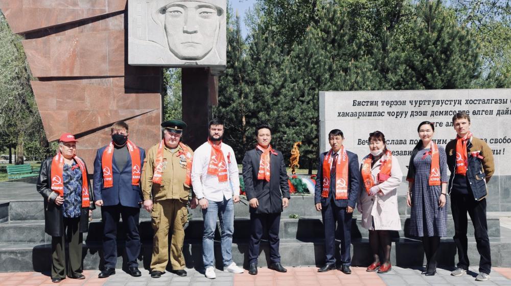 Коммунисты Тувинского рескома КПРФ возложили цветы к Вечному огню в парке Победы
