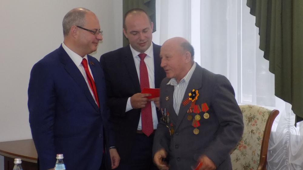 Воронеж. Накануне первомайских праздников ветеранов поздравил депутат Госдумы Сергей Гаврилов