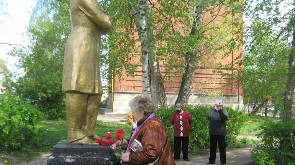 Тамбовская область, г.Котовск. Цветы великому мыслителю