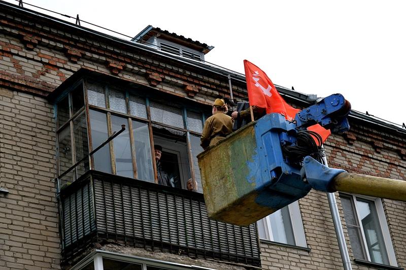 Новосибирск. Коммунисты поздравили ветеранов с автовышки