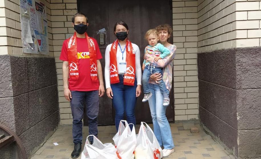 Краснодар. Отряд коммунистов-добровольцев помогает терпящим бедствие семьям