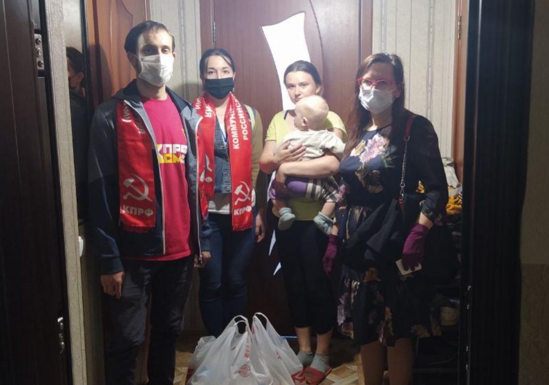 «Своих не бросаем!». Краснодарские комсомольцы продолжают оказывать помощь малоимущим семьям