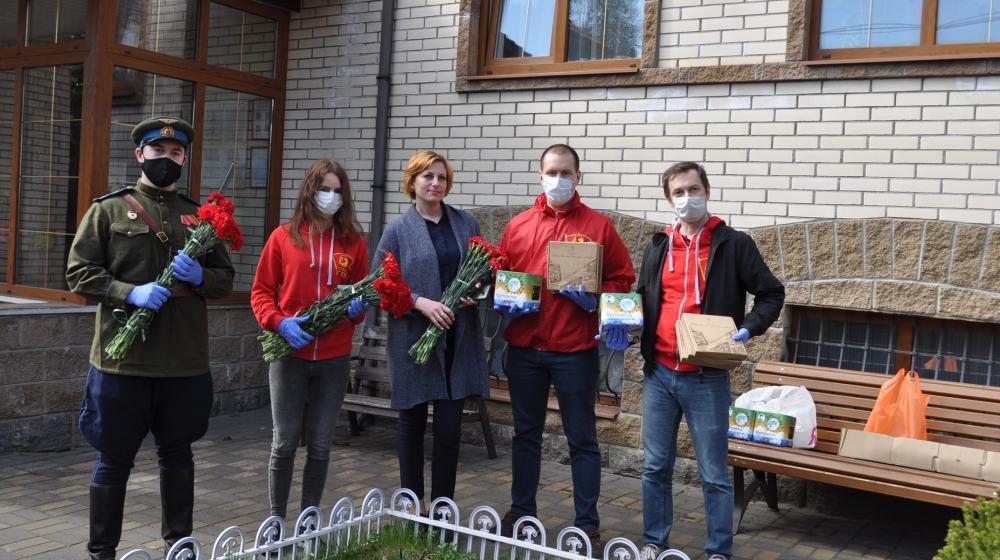 Ленинградские комсомольцы и коммунисты поздравили ветеранов в пансионате «Осиновая роща» 