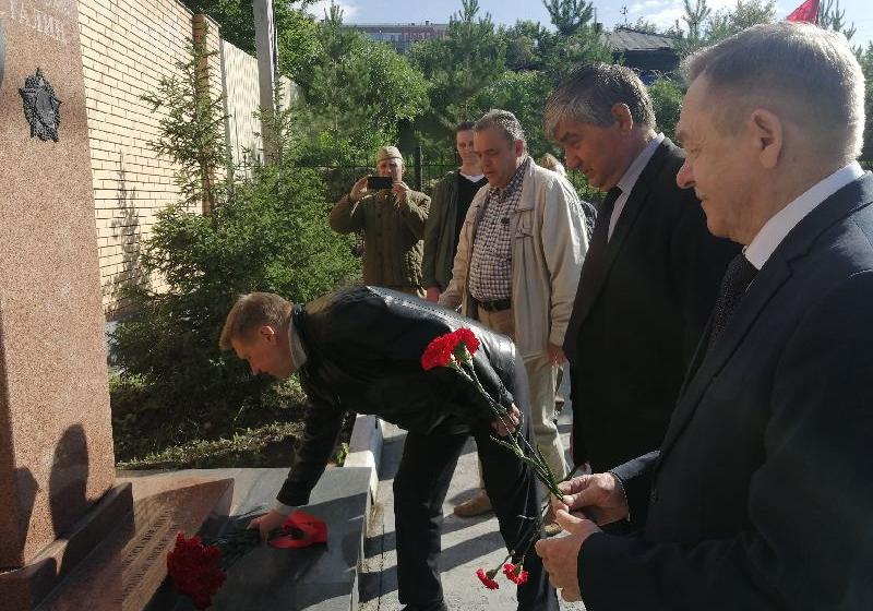 Новосибирский обком КПРФ дал старт автопробегу Дня памяти и скорби