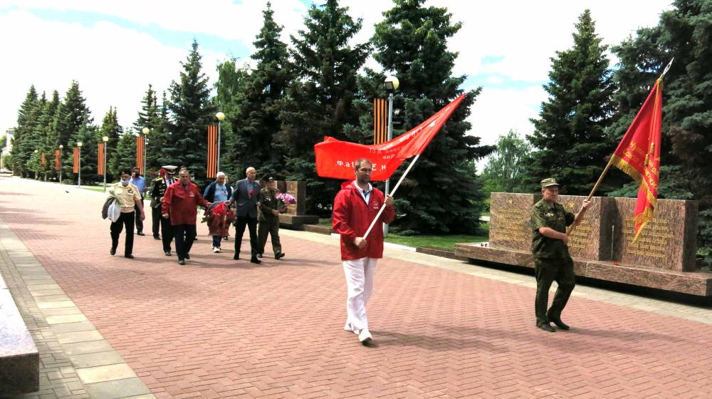 Чувашия. Чебоксарские коммунисты возложили цветы к Вечному огню